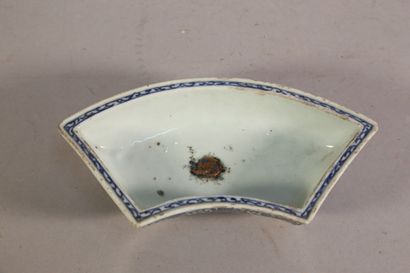 null Ravier en porcelaine de forme d'éventail - H. 6 - L. 26 cm