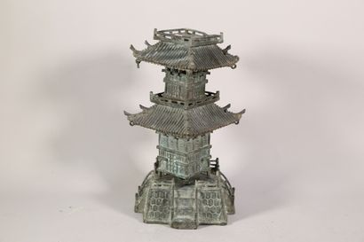 null Brûle parfum en forme de pagode, en bronze - trois éléments, manques. H. 27...