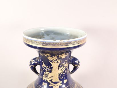 null CHINE - Vers 1900

Vase balustre à col évasé en porcelaine bleu poudré, à décor...