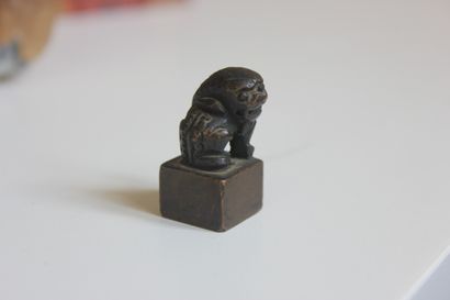null Petit sceau en métal à décor d'un chien de fo (H 3 x L 1,5 x P 1,5 cm)