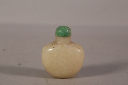 null Tabatière en pierre beige, bouchon rapporté en jade jadéite. H. 7 cm