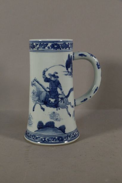 null Choppe en porcelaine bleu blanc à décor de cavalier - H. 19 cm