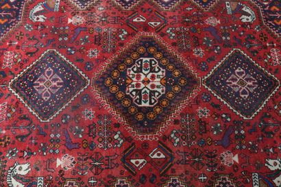 null IRAN

Tapis en laine à décor polychrome de motifs géométriques sur fond rouge....