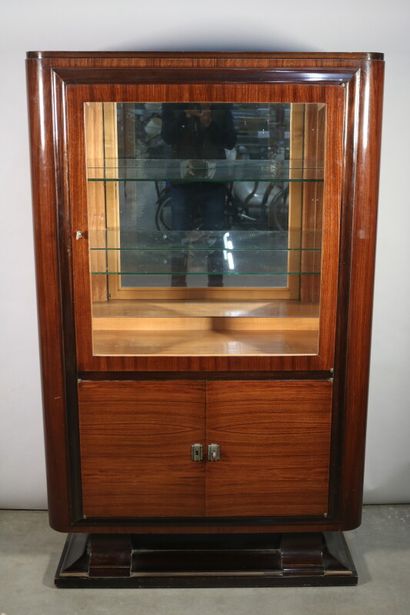 null Une vitrine des années 1930 en bois de placage ouvrant par une porte vitrée...