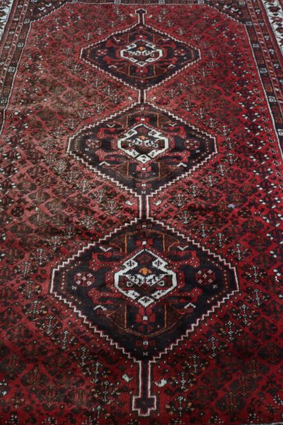 null IRAN

Tapis en laine à décor de motifs géométriques sur fond rouge, la bordure...