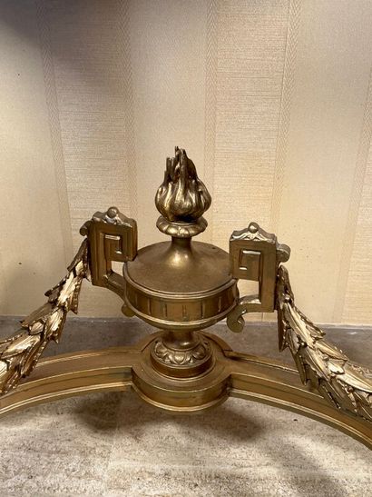 null Console de style Louis XVI en bois doré, plateau de marbre. Entretoise au pot...
