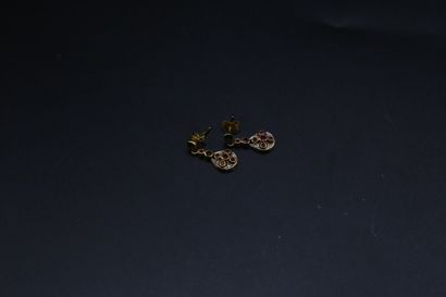 null Paire de pendants d'oreilles en or jaune 750 millièmes et petits rubis formant...
