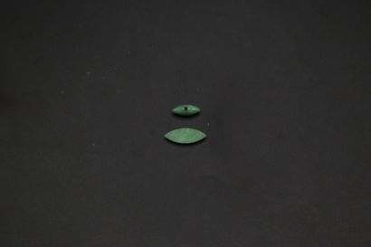 null Cabochon navette et une perle en jade jadéite teint - 5.85 ct et 4.70 ct