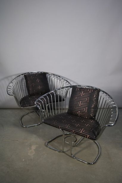 null Paire de larges fauteuils à structure tubulaire en métal chromé

Larg. 110 ...