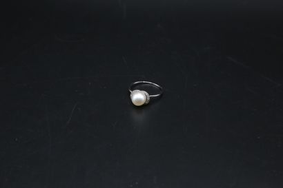 null Bague en or gris ou platine ornée d'une perle de 8.9 mm épaulée de petits diamants...