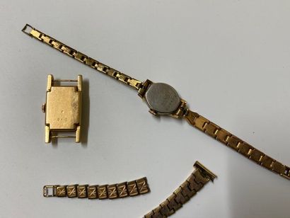 null Deux montres bracelets : une avec boitier rectangulaire en or jaune avec cadran...
