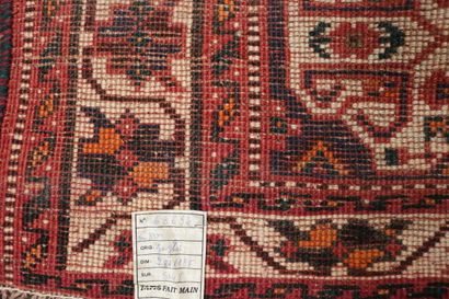 null IRAN

Tapis en laine à décor polychrome de motifs géométriques sur fond rouge....