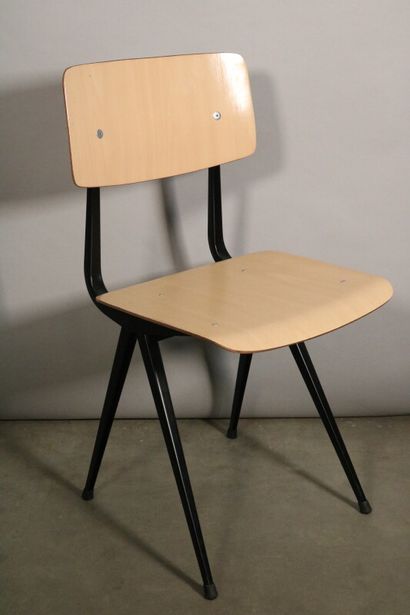 null Friso KRAMER (né en 1922)

Chaise modèle « Result » à structure en métal, assise...