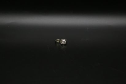 null Bague en or gris 750 millièmes ornée d'un diamant rond brillant d'env. 0.75...