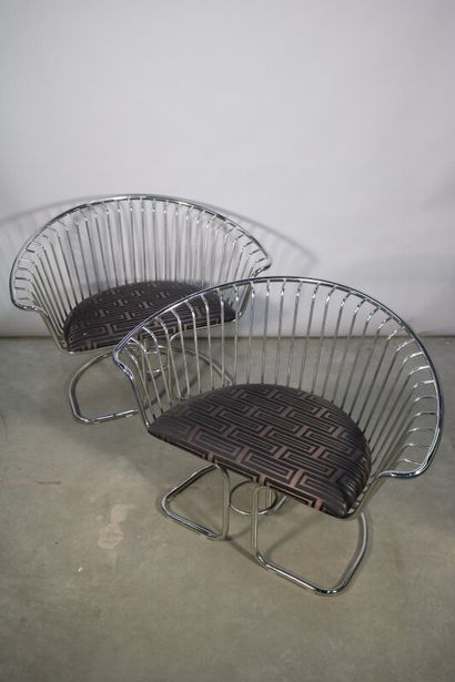 null Paire de larges fauteuils à structure tubulaire en métal chromé

Larg. 110 ...