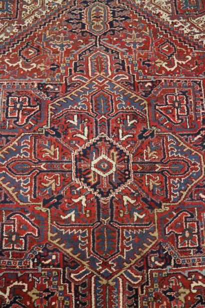 null Grand tapis en laine à décor géométrique sur fond rouge.

335 x 250 cm

(Trace...