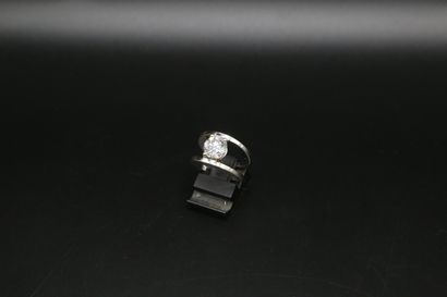 null Solitaire en or gris (750), monture bandeau ajourée, orné d'un diamant rond...