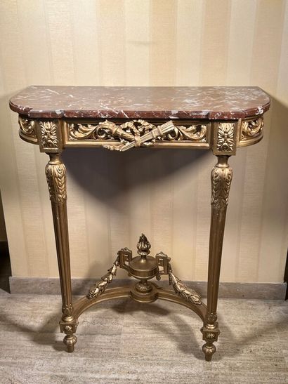 null Console de style Louis XVI en bois doré, plateau de marbre. Entretoise au pot...
