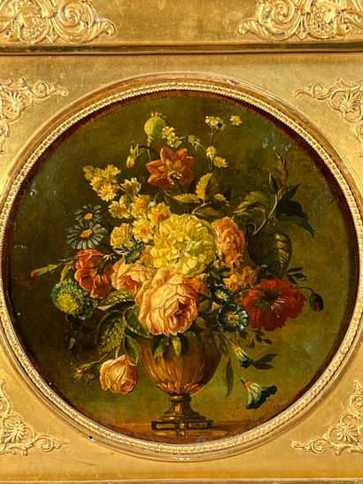 null Ecole française du XVIIIéme "Bouquet de fleurs" huile sur toile en médaillon...