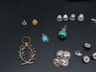 null Ensemble de petits bijoux et objets : un bouton en or jaune (0.65 g), pendentif...