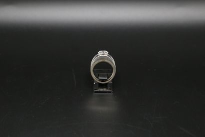 null Solitaire en or gris (750), monture bandeau ajourée, orné d'un diamant rond...