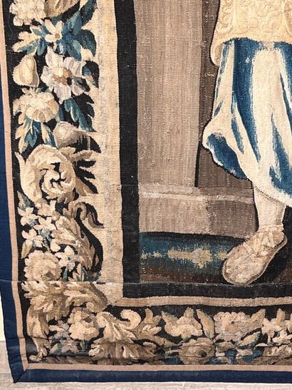 null Partie de tapisserie XVIIIe à décor à l'antique, bordure florale.

Doublée et...