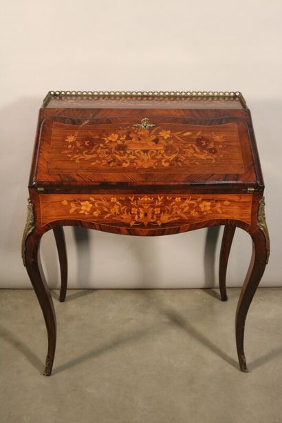 null Un secrétaire de dame de style Louis XV en bois de placage et marqueterie à...