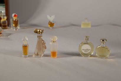 null Ensemble de 64 miniatures de parfum contenu dans un vitrine à fond de glace...