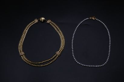 null Lancôme, collier de perles en fermoir en or jaune 750 millièmes à la forme de...