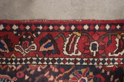 null IRAN

Tapis en laine à décor de boteh et motifs géométriques sur fond rouge.

290...