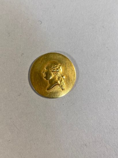 Médaille à profil Louis XVI en or jaune gravée...