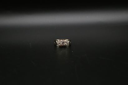 null Bague en or gris 585 millièmes ornée de trois diamants taille ancienne : 0.35...