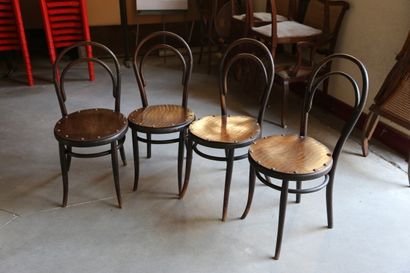 null Suite de quatre chaises Thonet noir (assises restaurées - une cassée)
