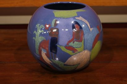 null Vase boule en céramique bleu à décor de personnages dans le goût du pointillisme....
