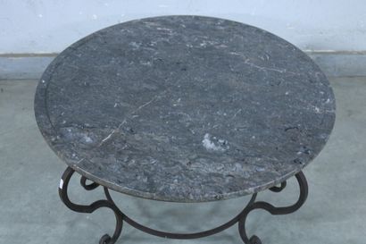 null Table basse ronde en fer forgé, piétement en volute, dessus de marbre gris mouluré....