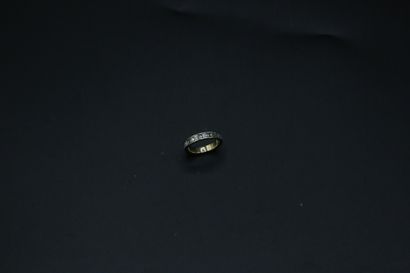 null Alliance américaine en or jaune (750) orné de 30 diamants taille baguette d'environ...
