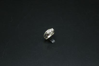 null Bague en or gris 585 millièmes ornée de trois diamants taille ancienne : 0.35...
