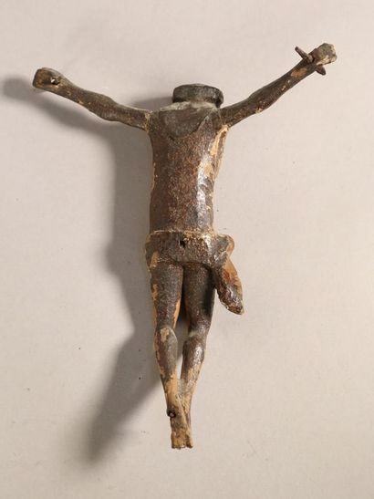 null Christ en croix en bois sculpté, traces de polychromie - avec ses trois clous...