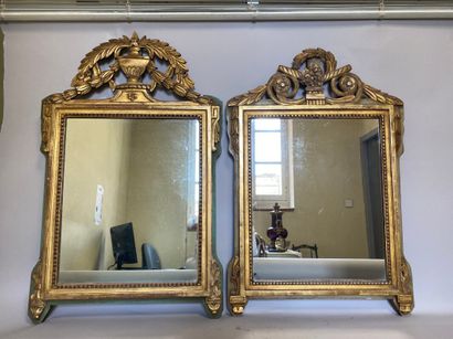 null Fausse paire de glaces de style Louis XVI en bois doré et sculpté - 87 x 55...