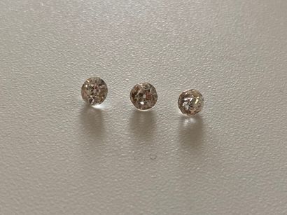 null Trois diamants ronds brillants taille ancienne - 0,35 - 0,3 x 2 ct