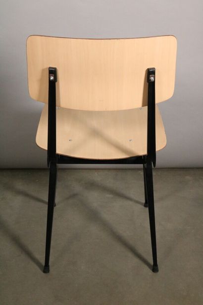 null Friso KRAMER (né en 1922)

Chaise modèle « Result » à structure en métal, assise...