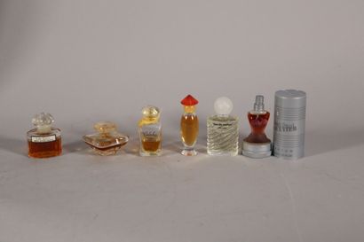 null Ensemble de 64 miniatures de parfum contenu dans un vitrine à fond de glace...