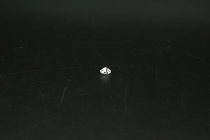 null Solitaire en or gris (750), monture bandeau ajourée, orné d'un diamant rond...