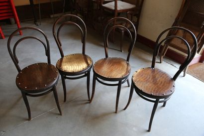 null Suite de quatre chaises Thonet noir (assises restaurées - une cassée)