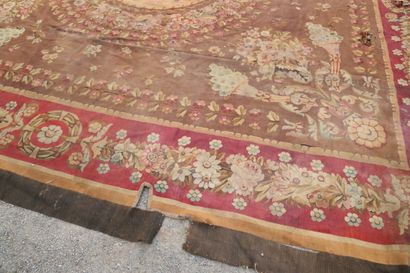 null Important tapis de la manufacture d'AUBUSSON dans le goût du XVIIIème et tissage...