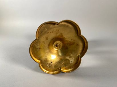 null Calice, partie de la coupe en argent, sur pied en métal doré à décor ciselé...