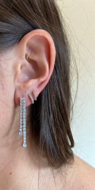 null Paire de pendants d'oreilles en or gris 750 millièmes ornés de 52 diamants,...