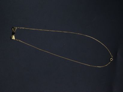 null Collier en or jaune 750 millièmes avec pendentif noeud orné d'un saphir synthétique...
