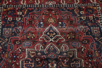 null IRAN

Tapis en laine à décor de boteh et motifs géométriques sur fond rouge.

290...