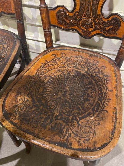 null Jacob et Joseph KOHN à Wien. 

Suite de cinq chaises de bistrot en bois courbé,...